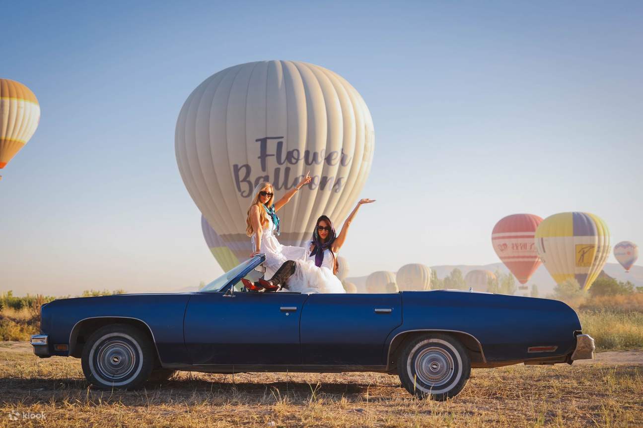 Séance photo en montgolfière au lever du soleil en Cappadoce avec voiture de collection 