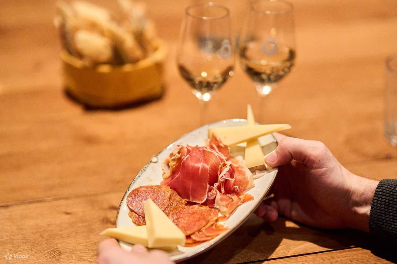 Một đĩa nhỏ gồm phô mai, prosciutto và salami