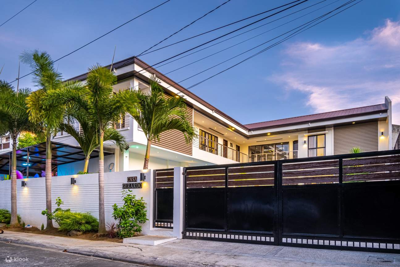 Fachada de Casa Gerardo con una puerta negra
