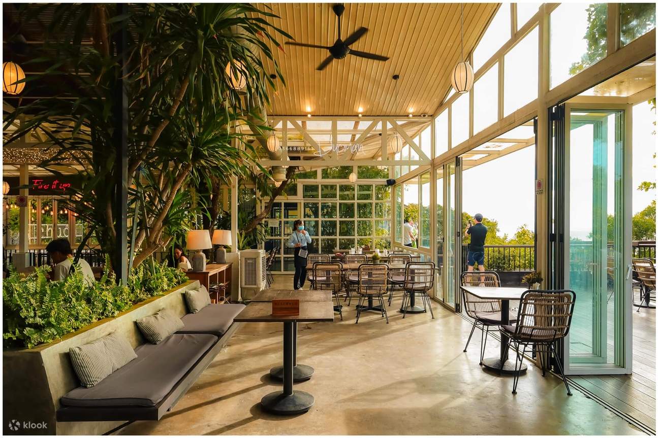 Traslado al aeropuerto de Phu Quoc con experiencia de compras y cafetería