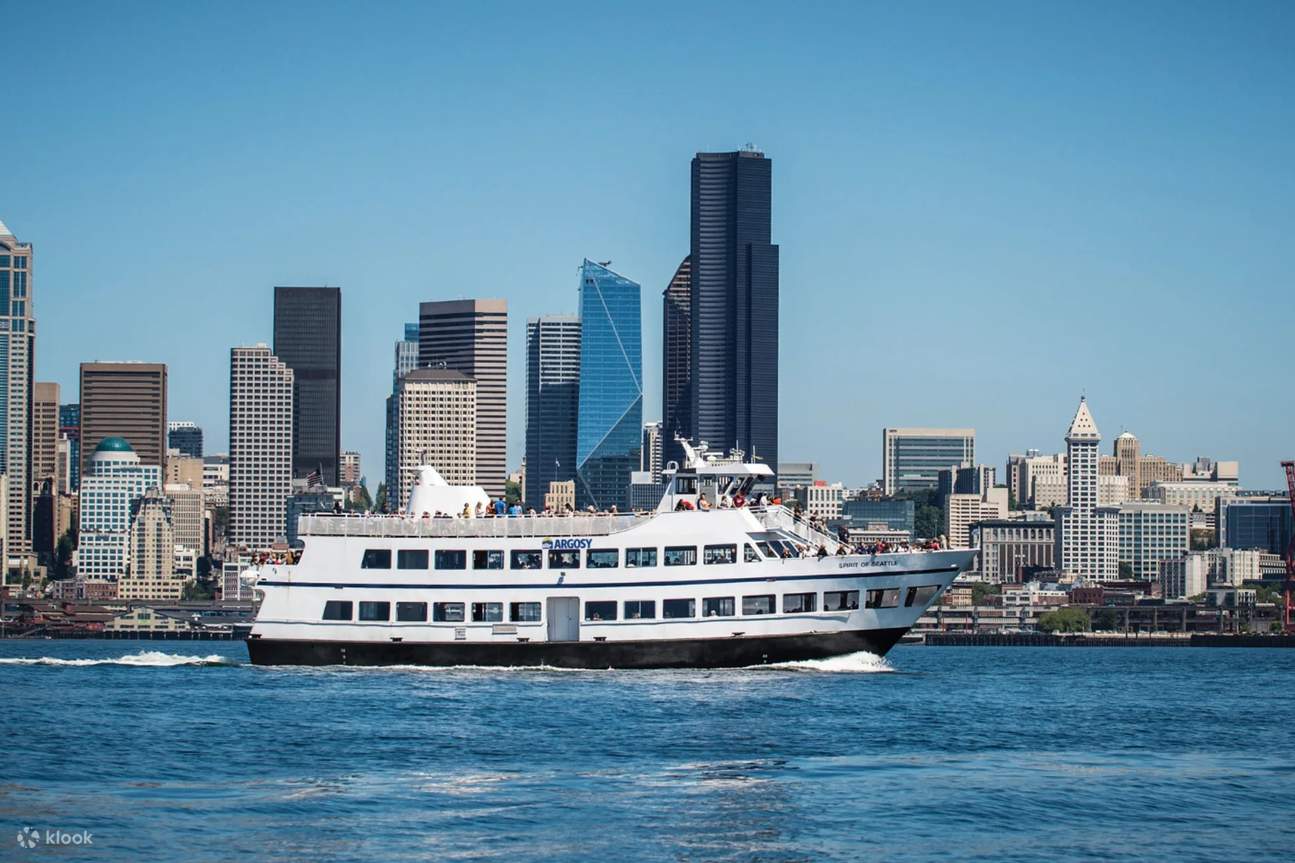 Explore los lugares emblemáticos y las maravillas naturales de Elliott Bay durante este inolvidable crucero panorámico de una hora.