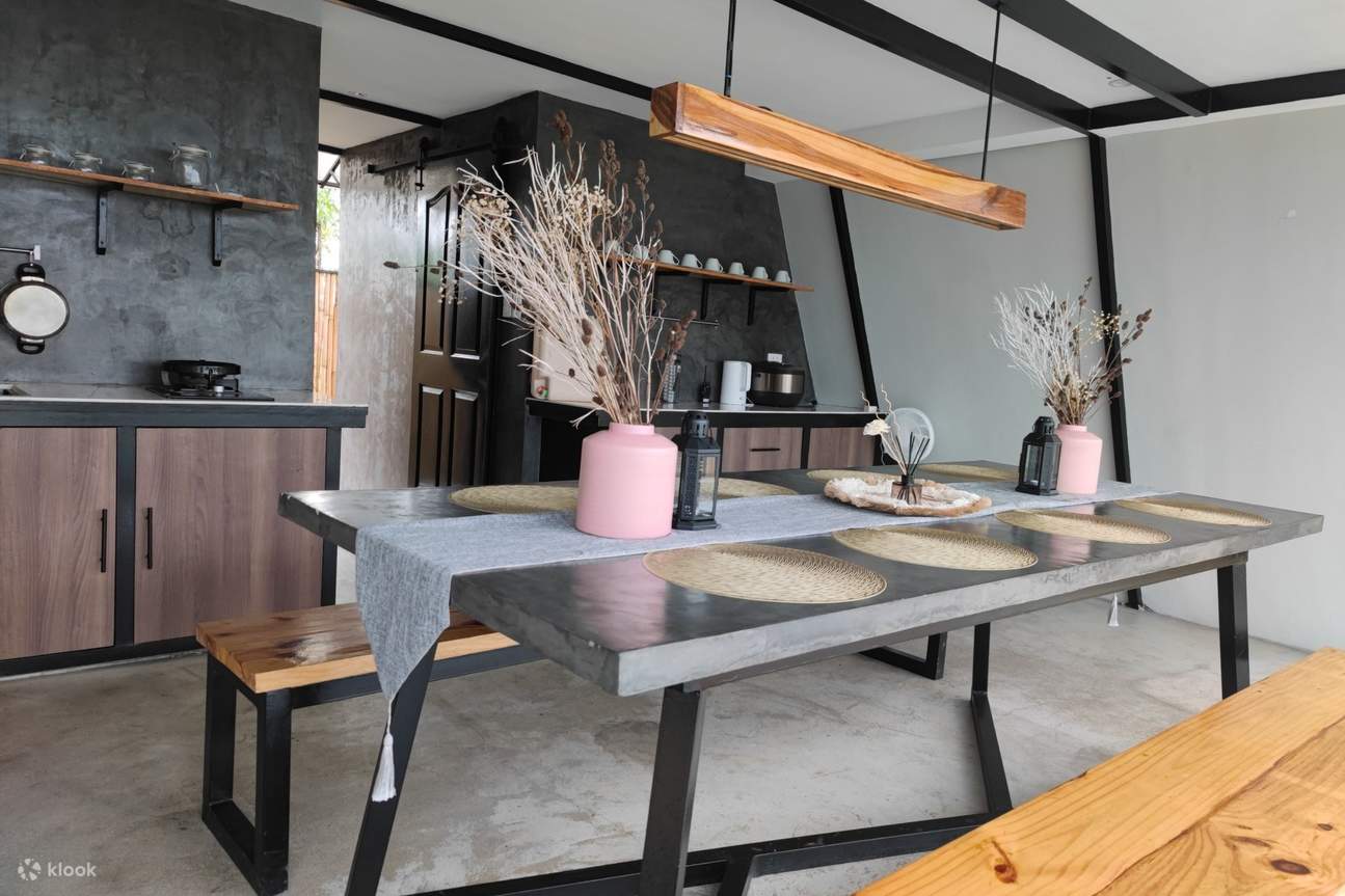 Table à manger avec des vases roses dessus