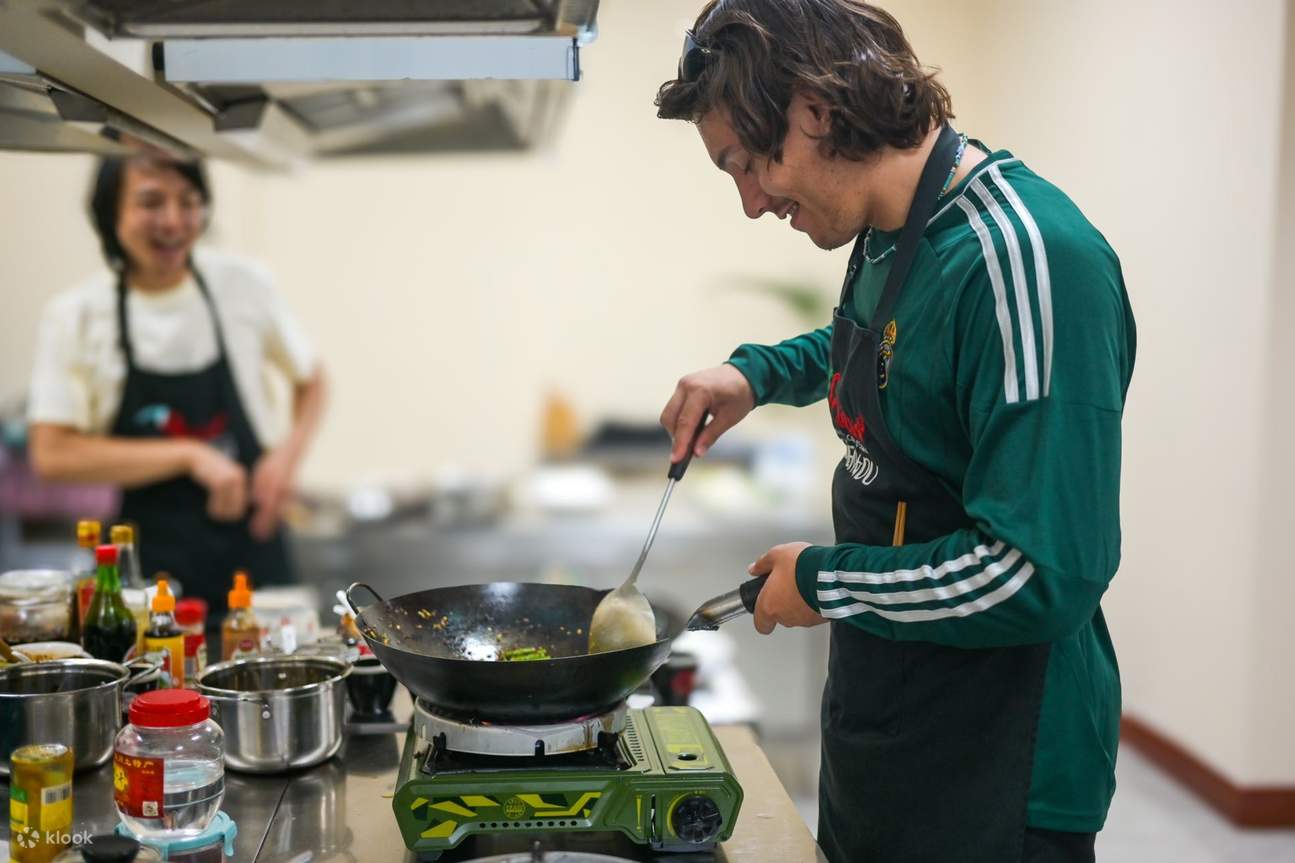 Tham gia chuyến khám phá ẩm thực Tứ Xuyên đích thực - Eatwith, bằng cách đi qua các khu chợ địa phương trong ngõ.