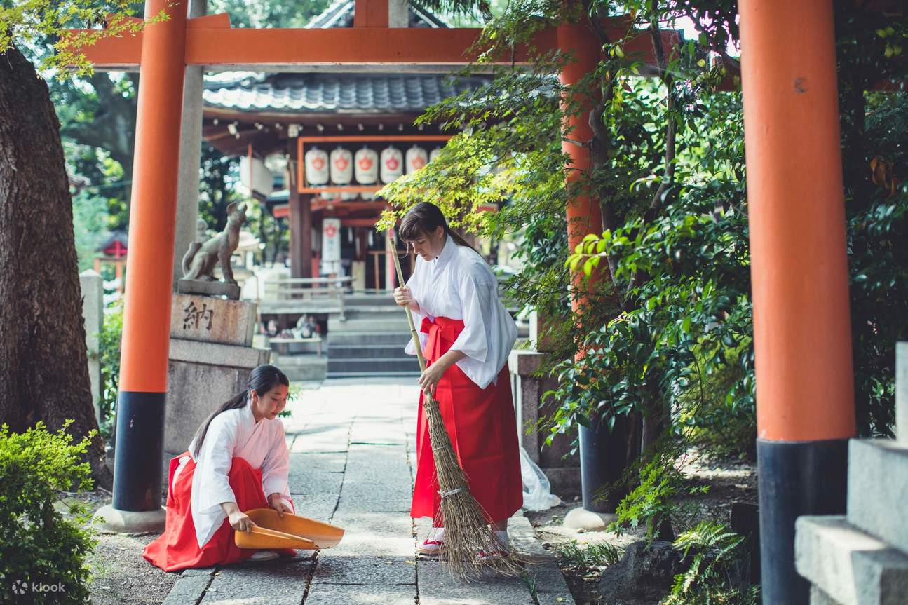 在神社寧靜清新的空氣中體驗巫女