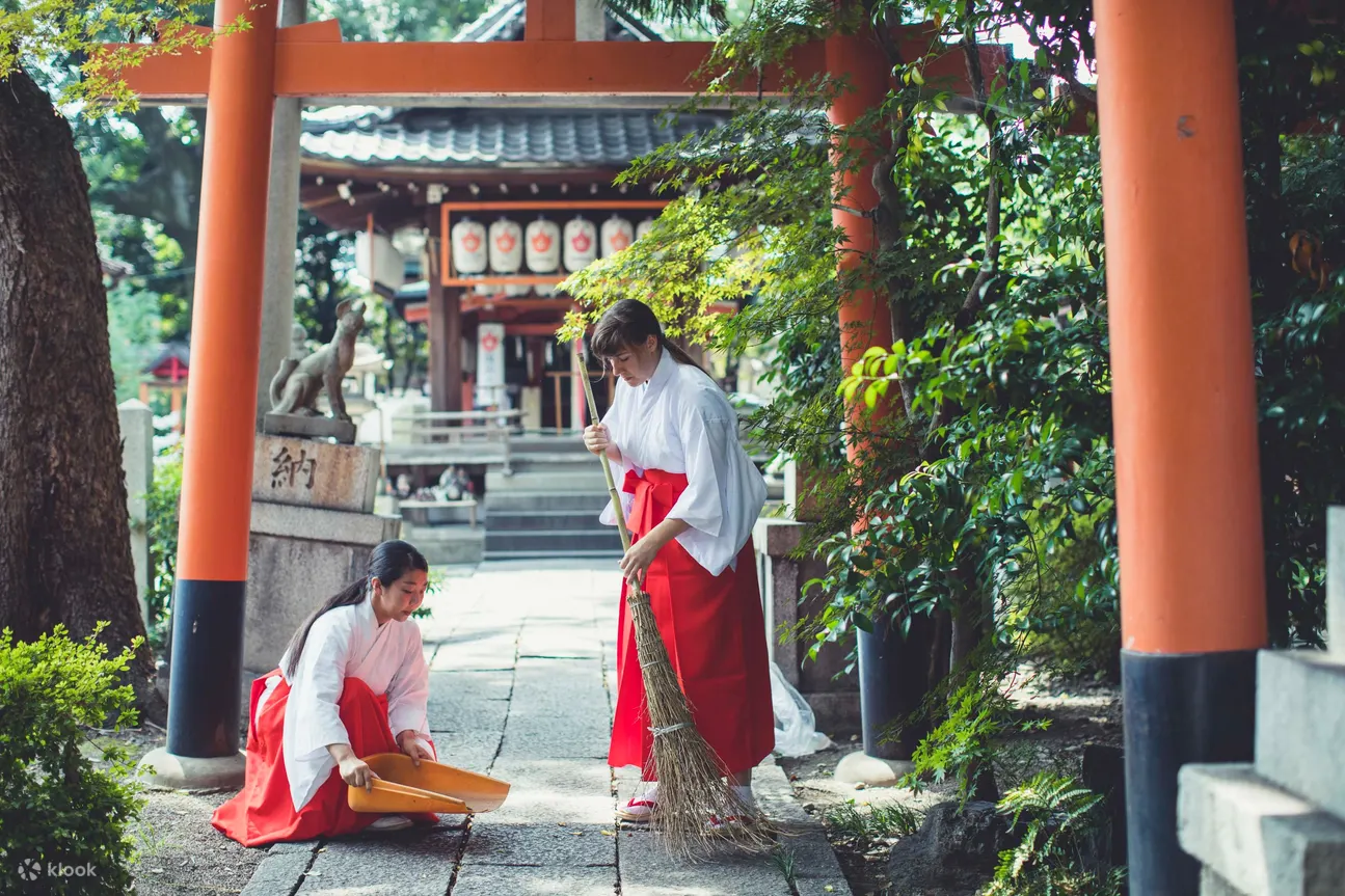 在神社宁静清新的空气中体验巫女