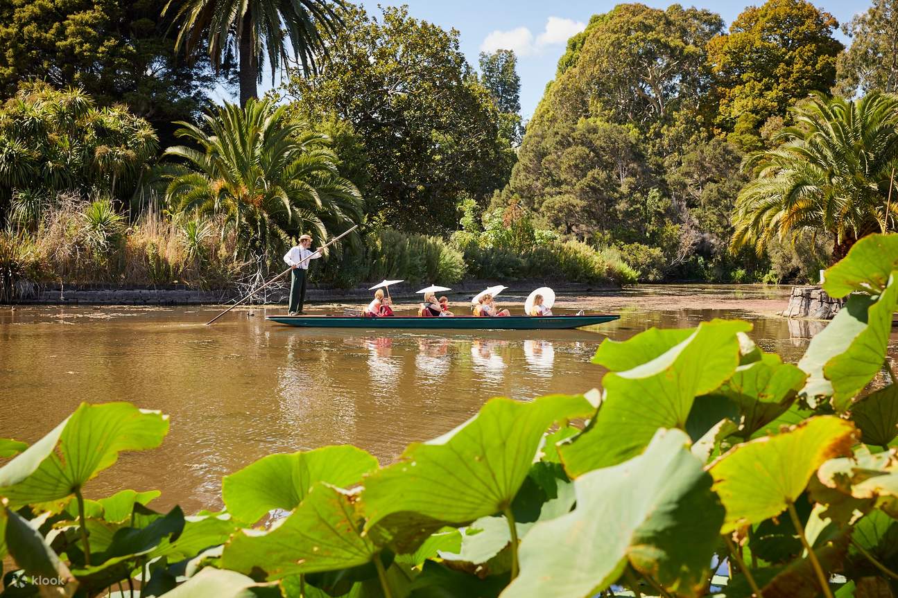 Goditi un giro in barca tradizionale sull'Ornamental Lake