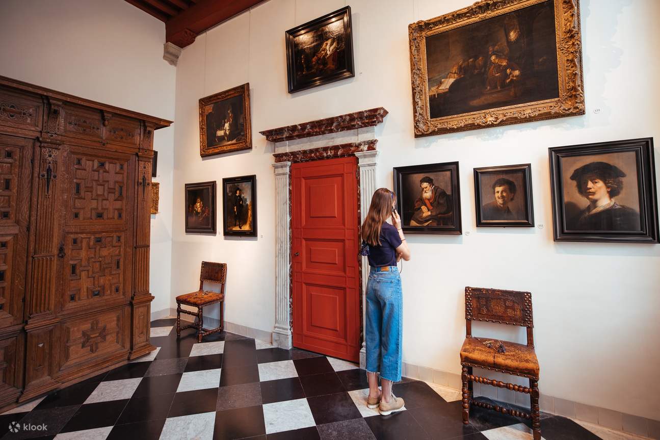 girl looking at paintings in rembrandt house museum