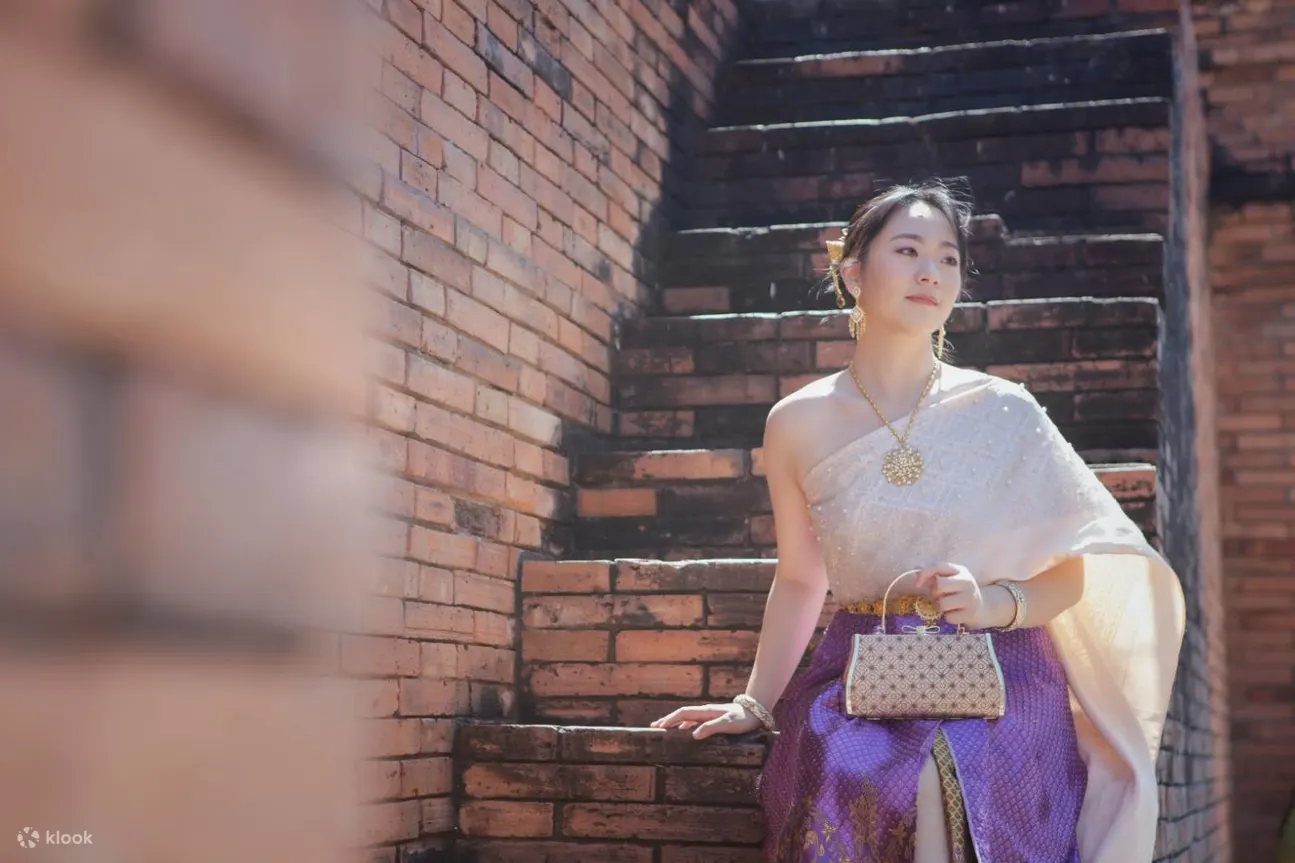 清迈建筑物外的一群妇女