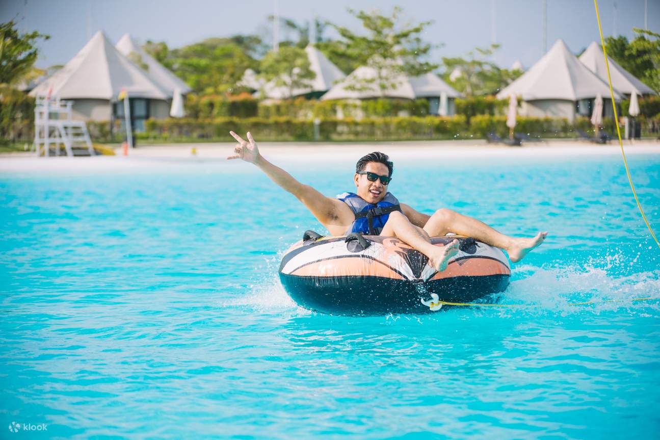 homme profitant d'un bain flottant