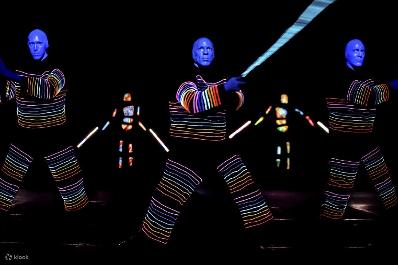 Pertunjukan Blue Man Group dengan cahaya yang diproyeksikan