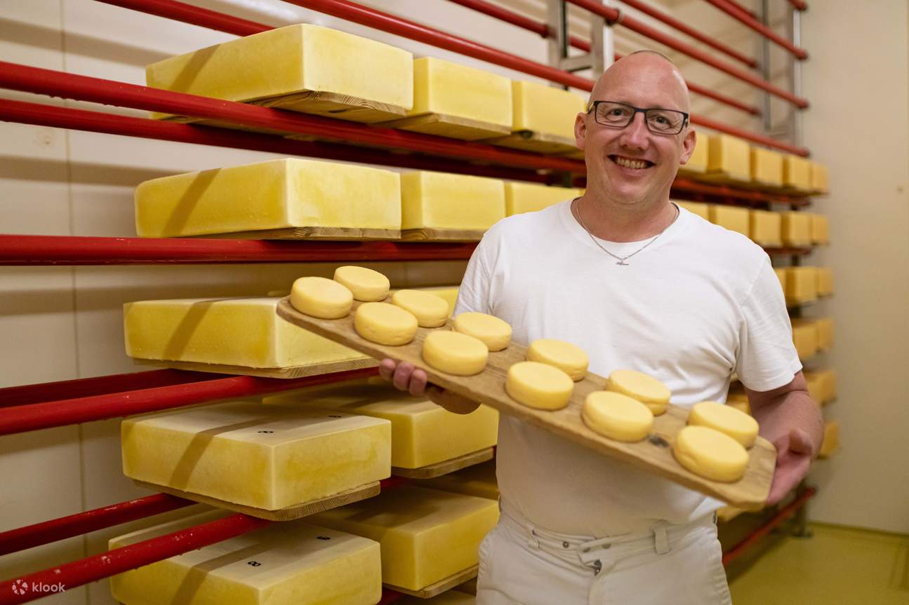 Il nostro casaro utilizza il latte di circa 60 mucche per produrre 9 diversi tipi di formaggio.