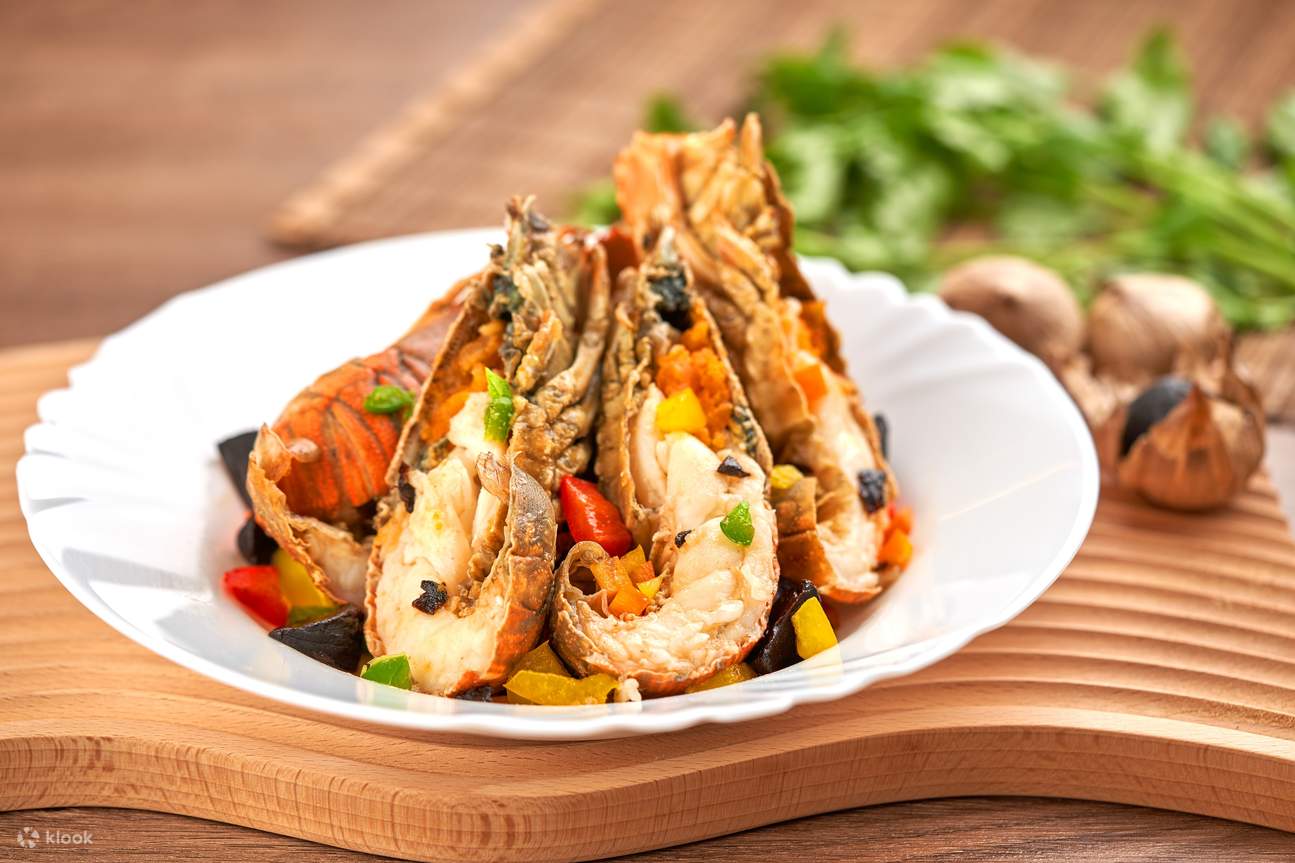 Café on the PARK in Royal Pacific Hotel 