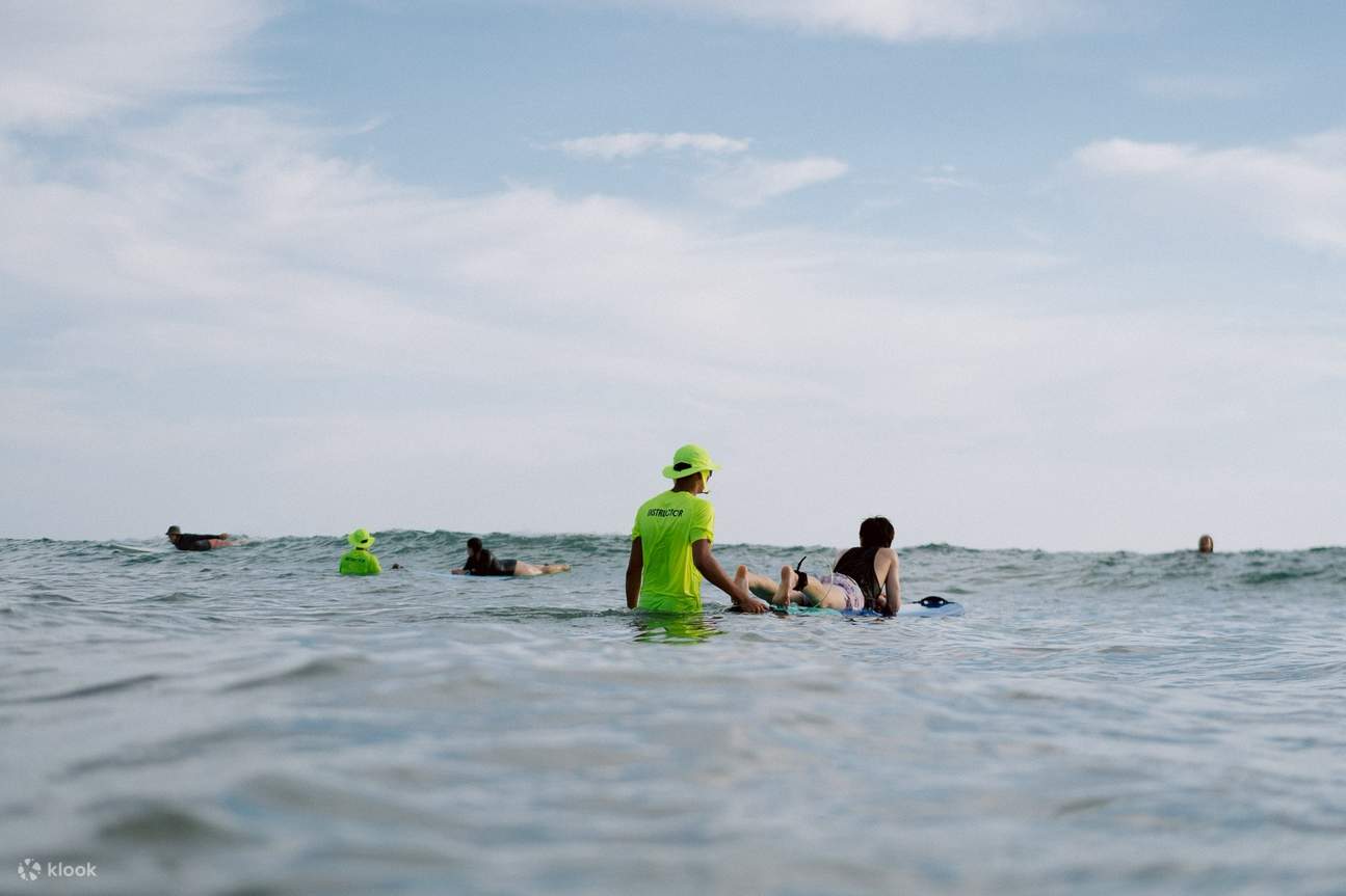 カオラック、パンガーのメモリーズサーフハウスによるサーフレッスン