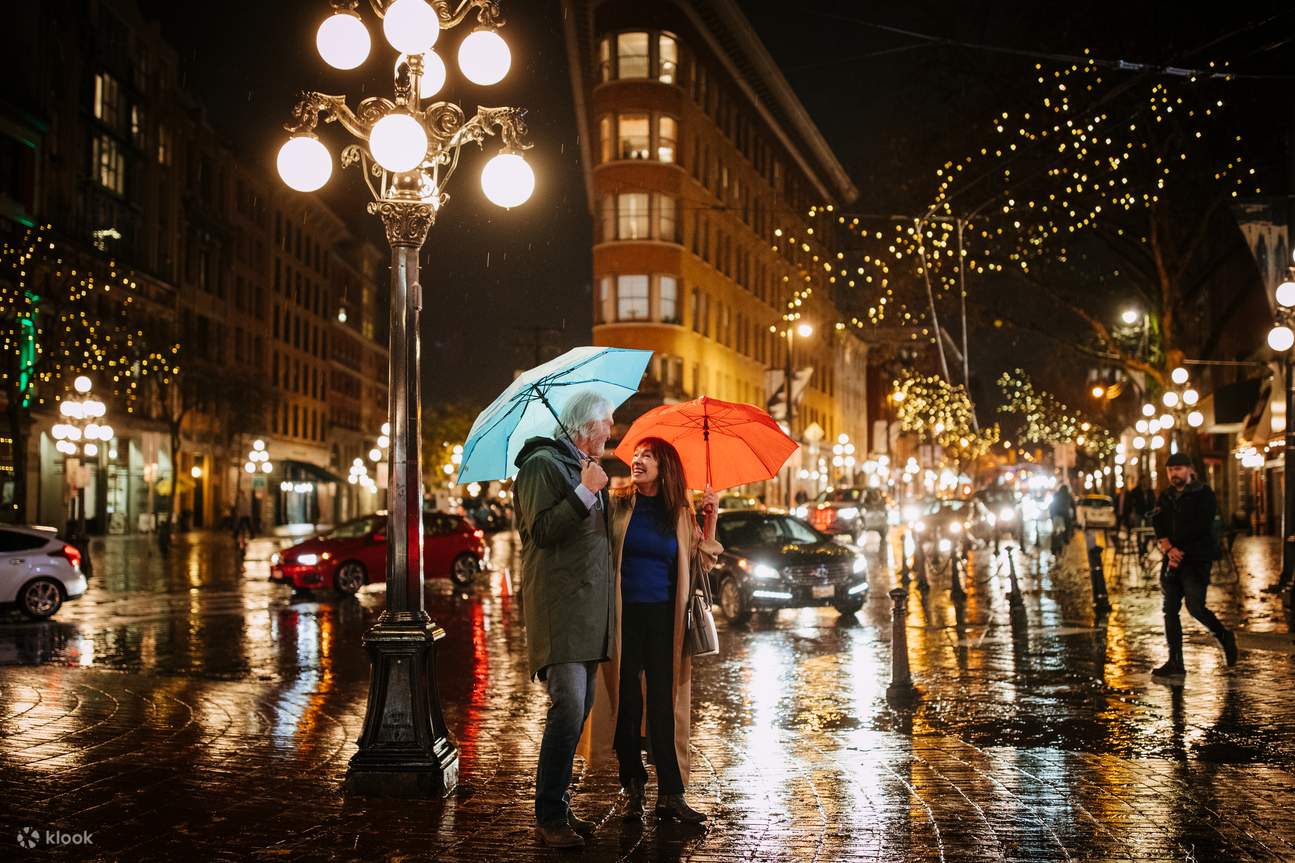 Pada waktu malam, Vancouver bertukar menjadi tontonan yang memukau, dengan cahaya bandar yang berkelipan memancarkan cahaya yang ajaib