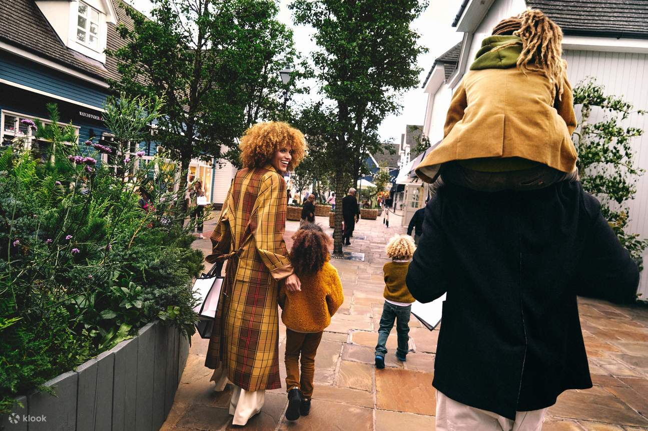 在比斯特購物村購物的遊客