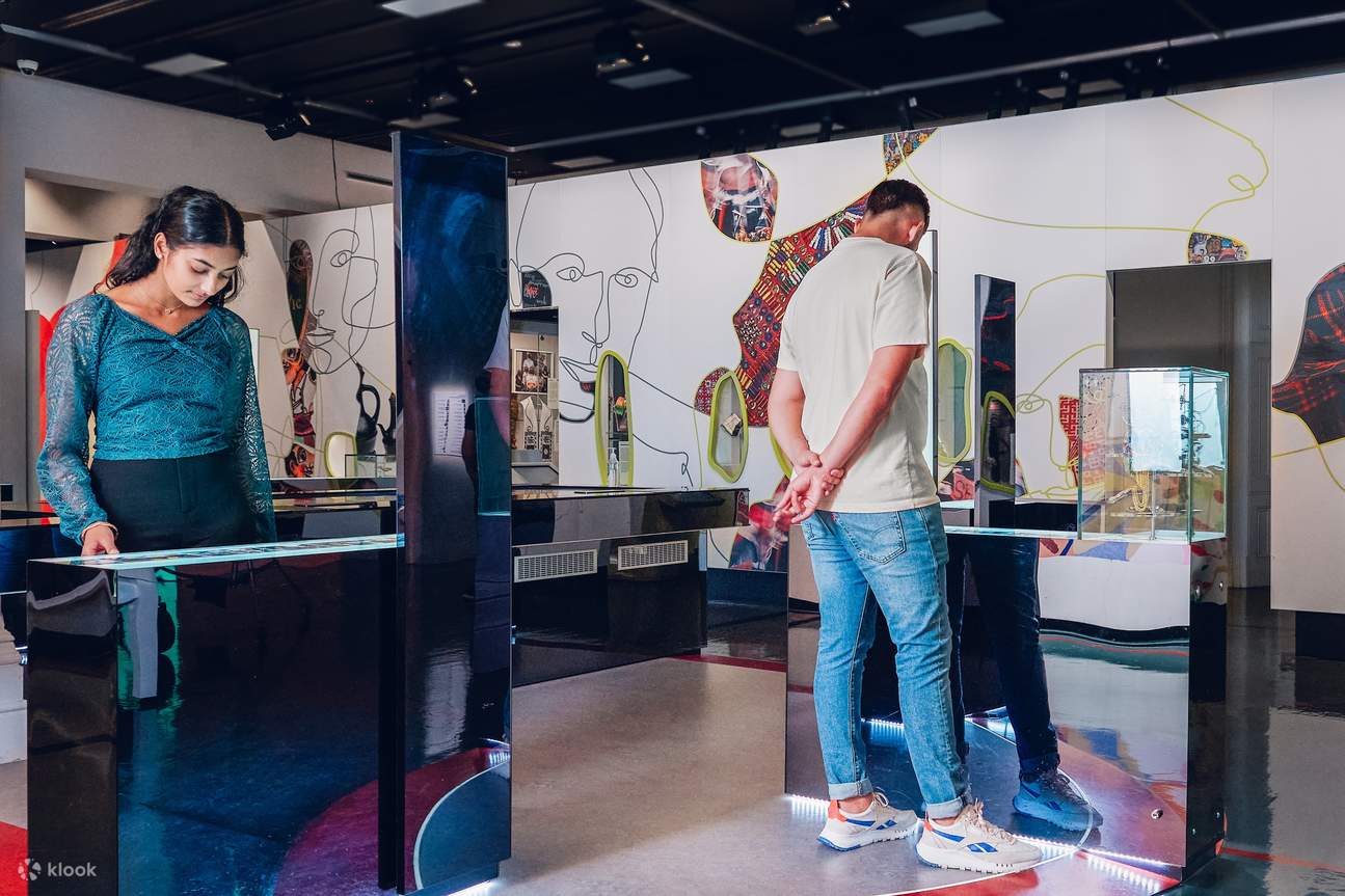 Entdecken Sie immersive, interaktive Installationen, die durch lebendige Farben, Licht, Storytelling und gemeinsame, freudige Erlebnisse die Fantasie anregen.