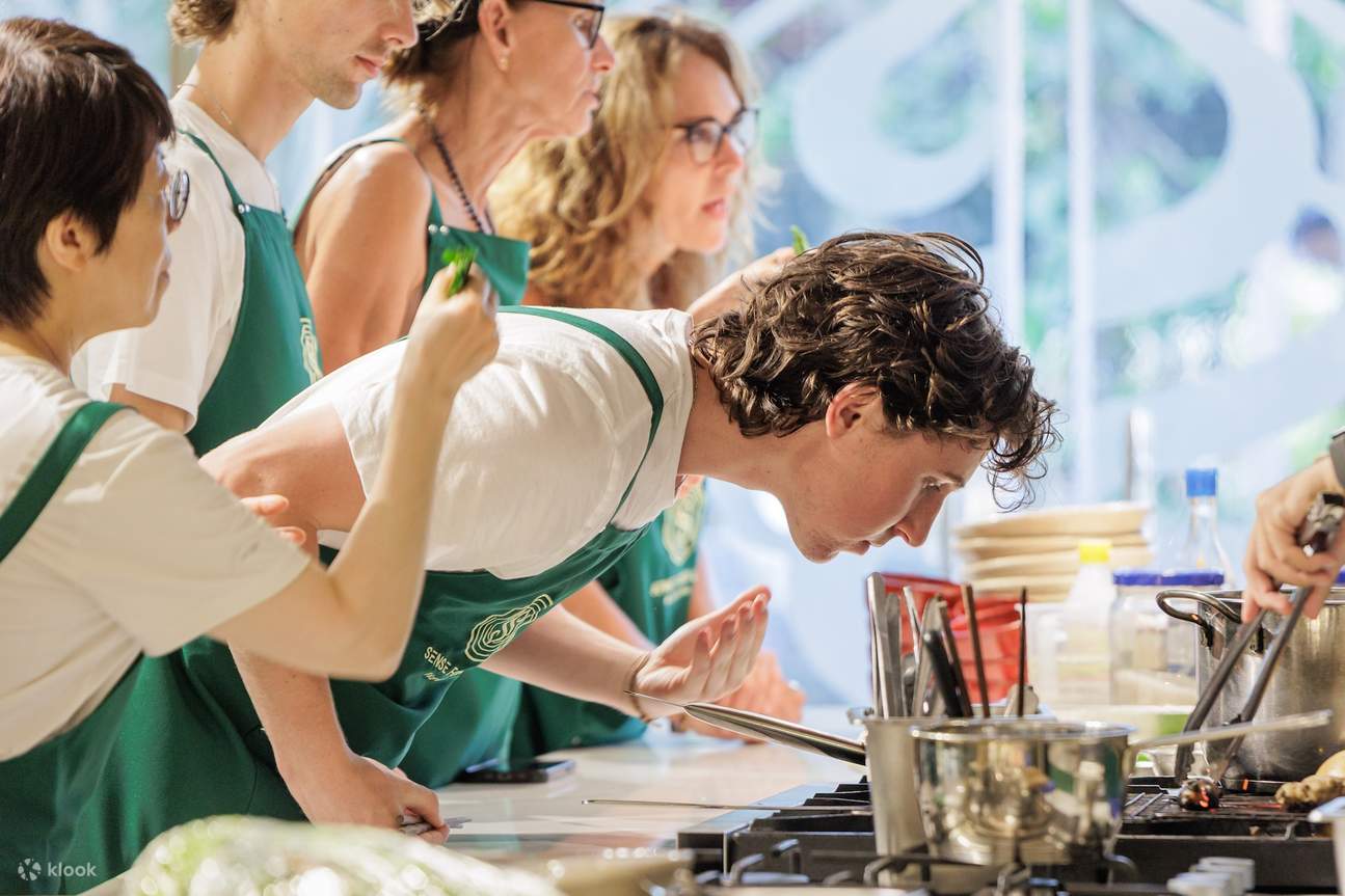 Kelas Memasak Vietnam dengan Lawatan Pasar di Sense Food Lab Hanoi