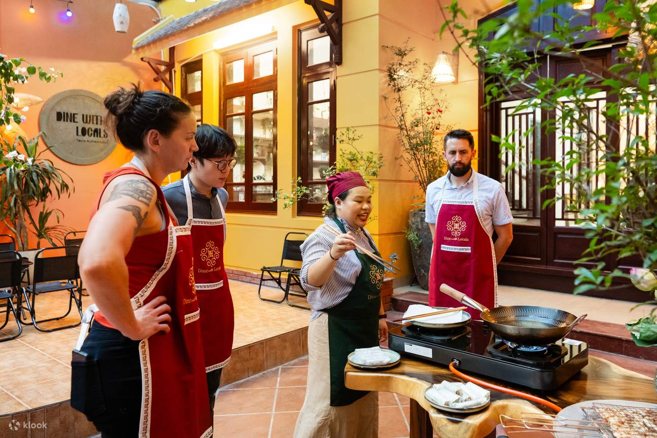 Kelas Memasak Hands-on Hanoi: Market Tour & Free Wine Tasting