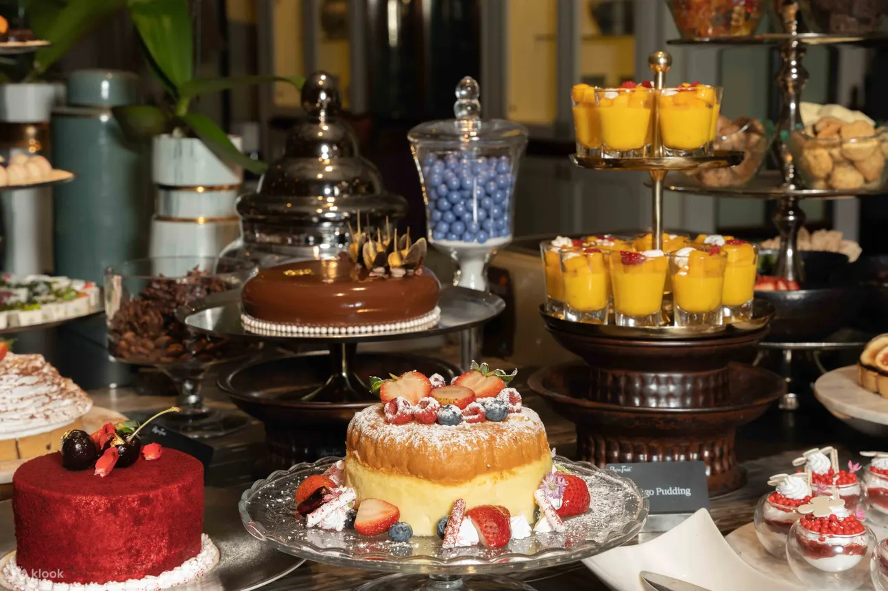 Rain Tree Cafe: Buffet Restaurant at The Athenee Hotel, Bangkok