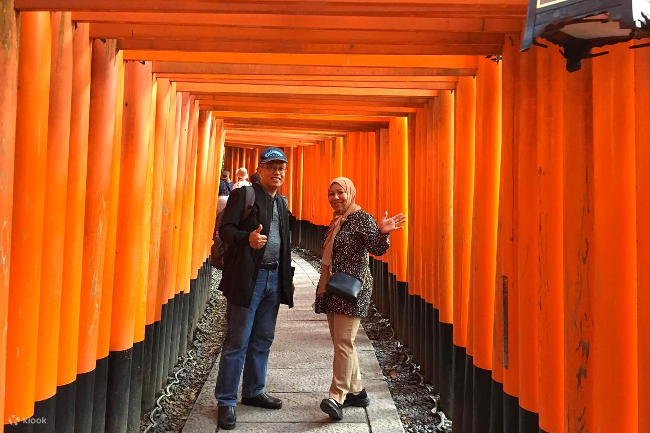 couple at fushimi inari shrine