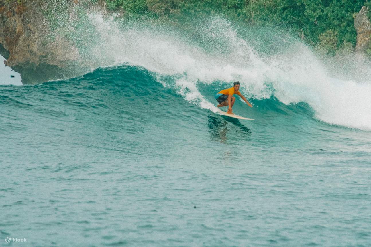 мужчина занимается серфингом