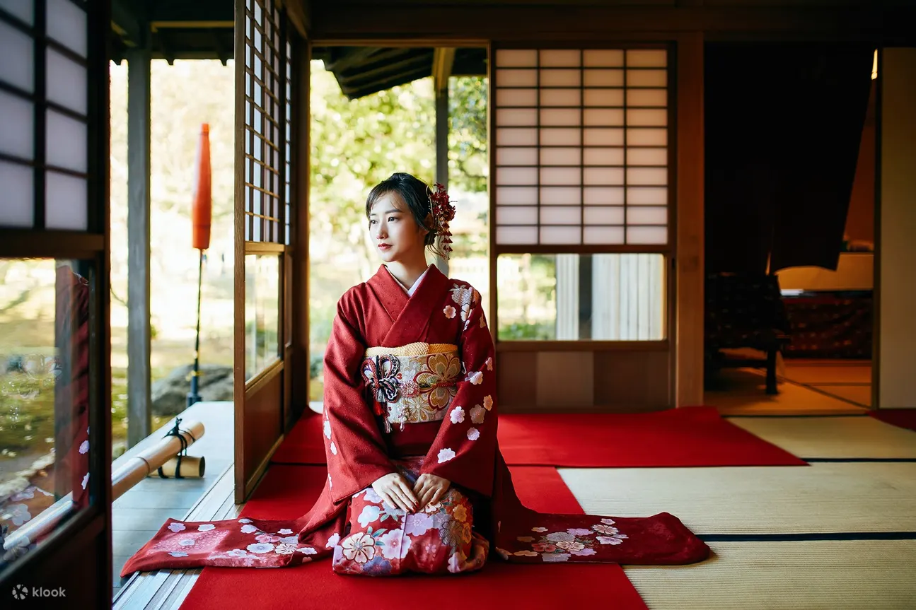 穿着红色振袖和服的女性