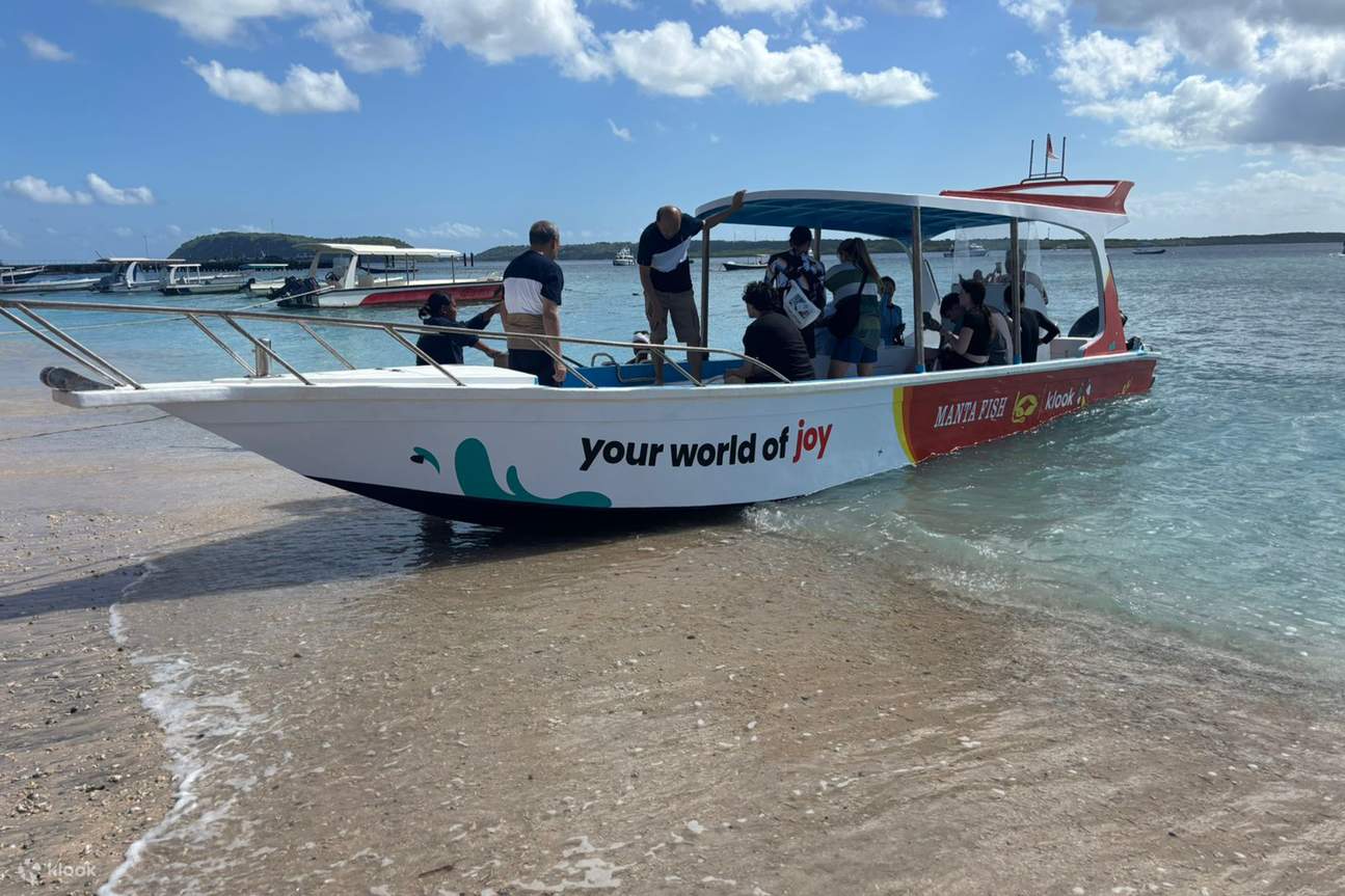 Erleben Sie ein tolles Schnorchelerlebnis mit einem Boot, das mit Sicherheitsausrüstung ausgestattet ist!