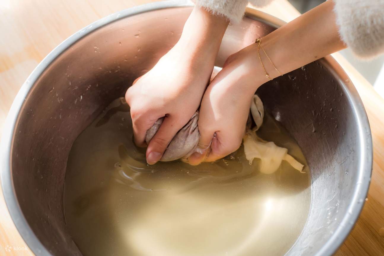 DIY de Aiyu de Limón y Azúcar Negro: conozca la ecología de Aiyu y experimente la diversión de lavar Aiyu a mano. Mientras espera a que se congele, comprenda el proceso tradicional de elaboración de azúcar en el espacio de elaboración de azúcar en el parq