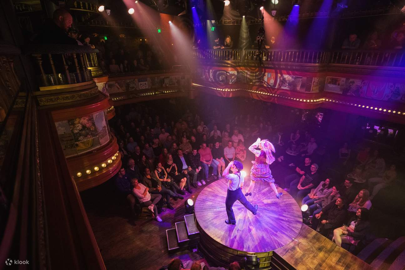 观看两位演员同步跳舞，为舞台带来幽默和兴奋