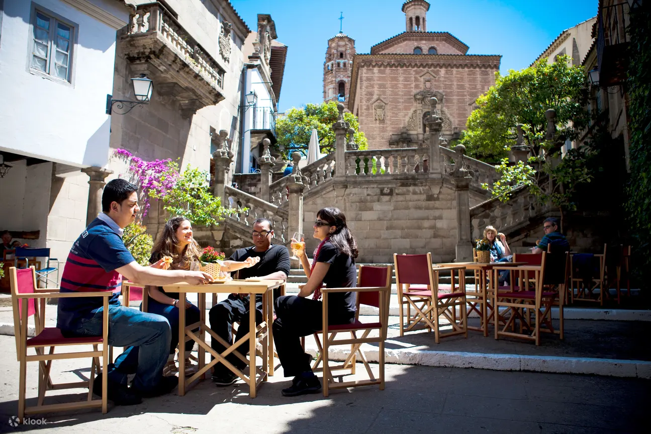 Poble Espanyol 风景如画的环境拥有美丽的广场、令人惊叹的外墙和郁郁葱葱的花园，可供放松身心