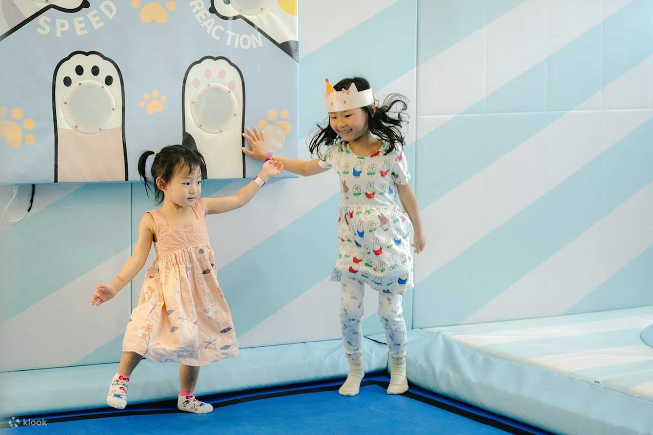 дети весело проводят время на батуте