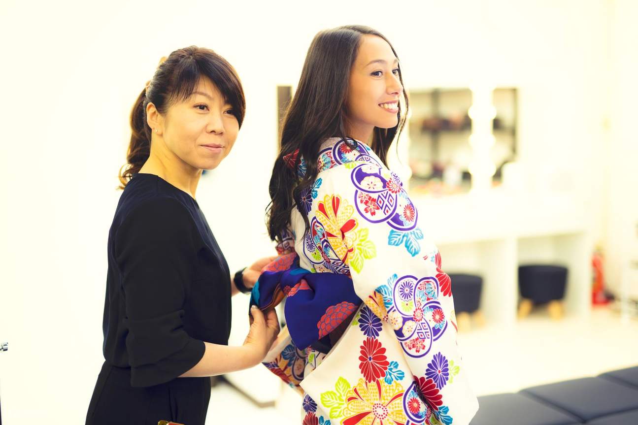 Unsere erfahrenen Stylisten helfen Ihnen bei der Auswahl des perfekten Kimonos und kleiden Sie von Kopf bis Fuß ein – Socken, Obi, eine niedliche Tasche, Sandalen und mehr inklusive! 💫👘💕