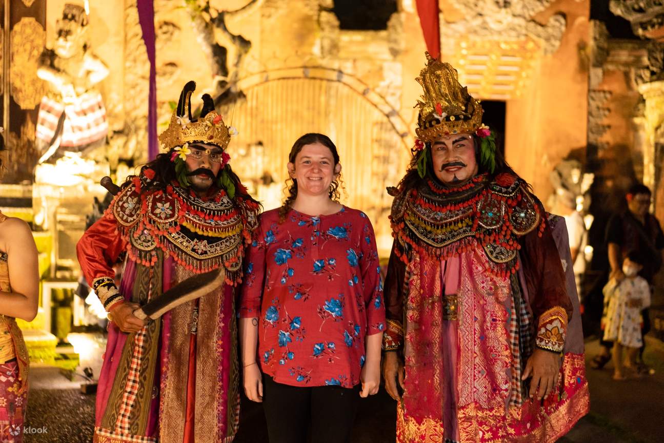 Publikum und Kecak-Tänzer