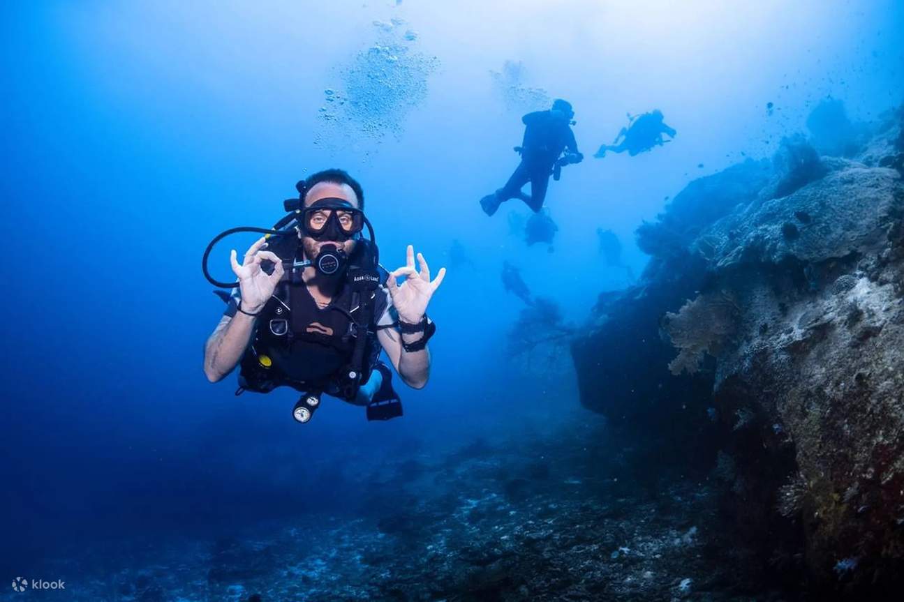 Temui tarikan untuk meningkatkan kemahiran skuba anda di kawasan perairan indah Pattaya – kursus Advanced Open Water Diver menawarkan gabungan pengembaraan dan pembangunan kemahiran yang menyeronokkan
