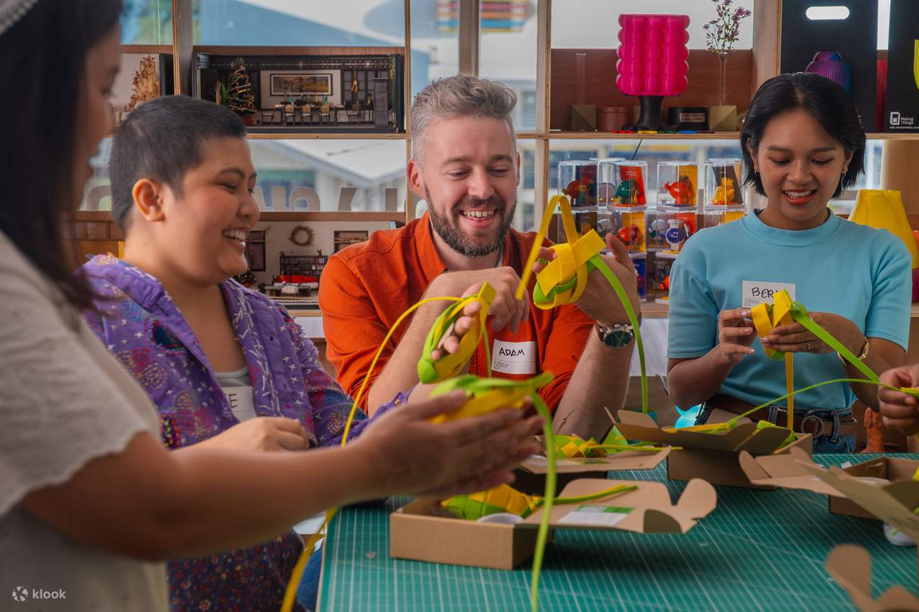 Des personnes participant à un atelier de tissage de puso