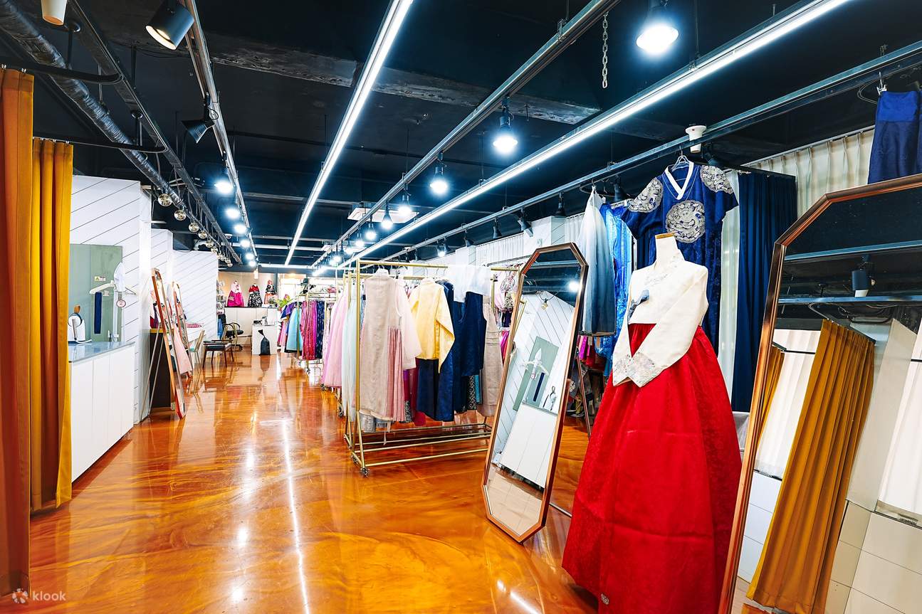 Wählen Sie aus einer Vielzahl von Stilen und Farben von Hanbok