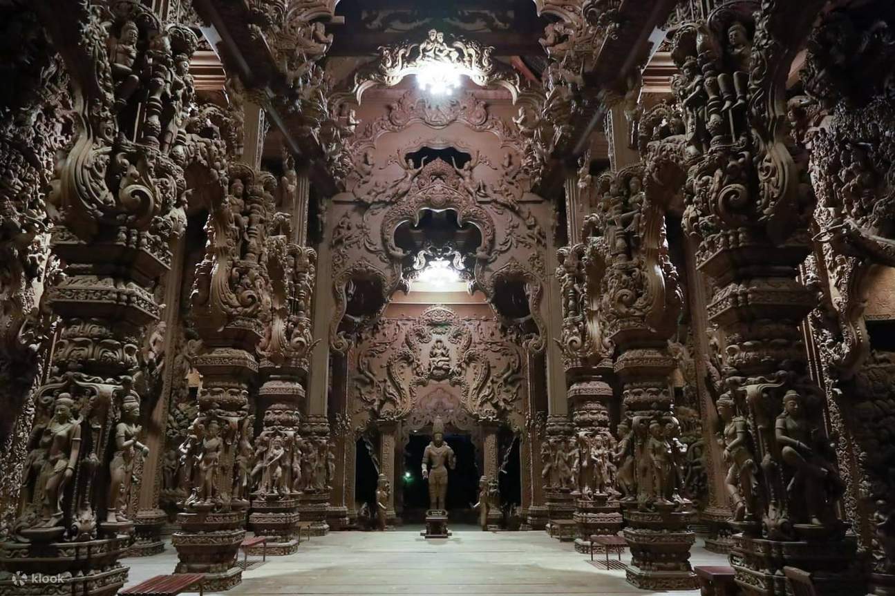 Sanctuary of Truth – Außenansicht bei Nacht