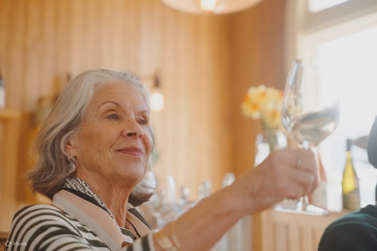 una dama sosteniendo un vaso