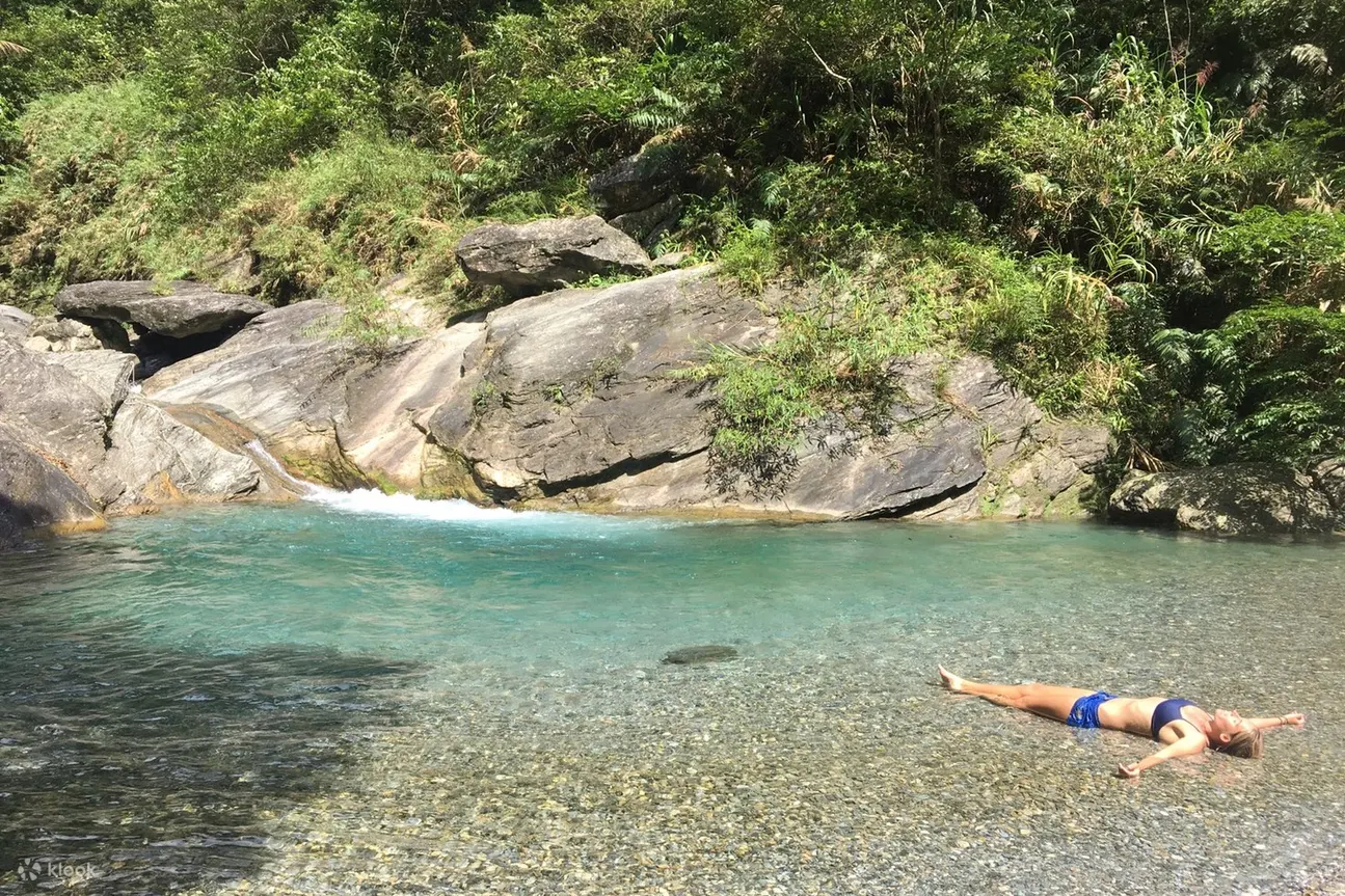 女生在湖边休息