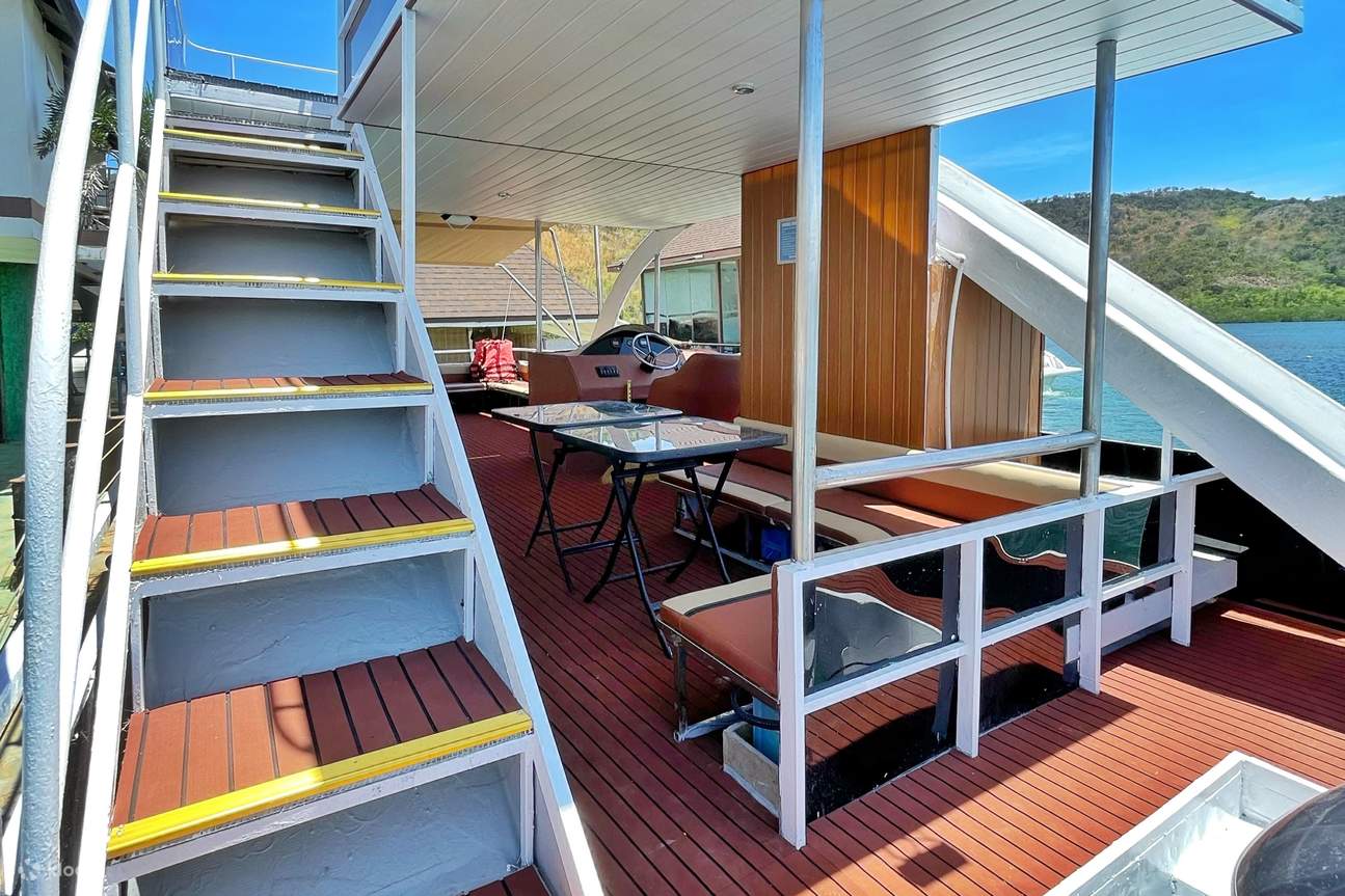 Excursion d'île en île à Coron en bateau privé à deux étages avec toboggan aquatique