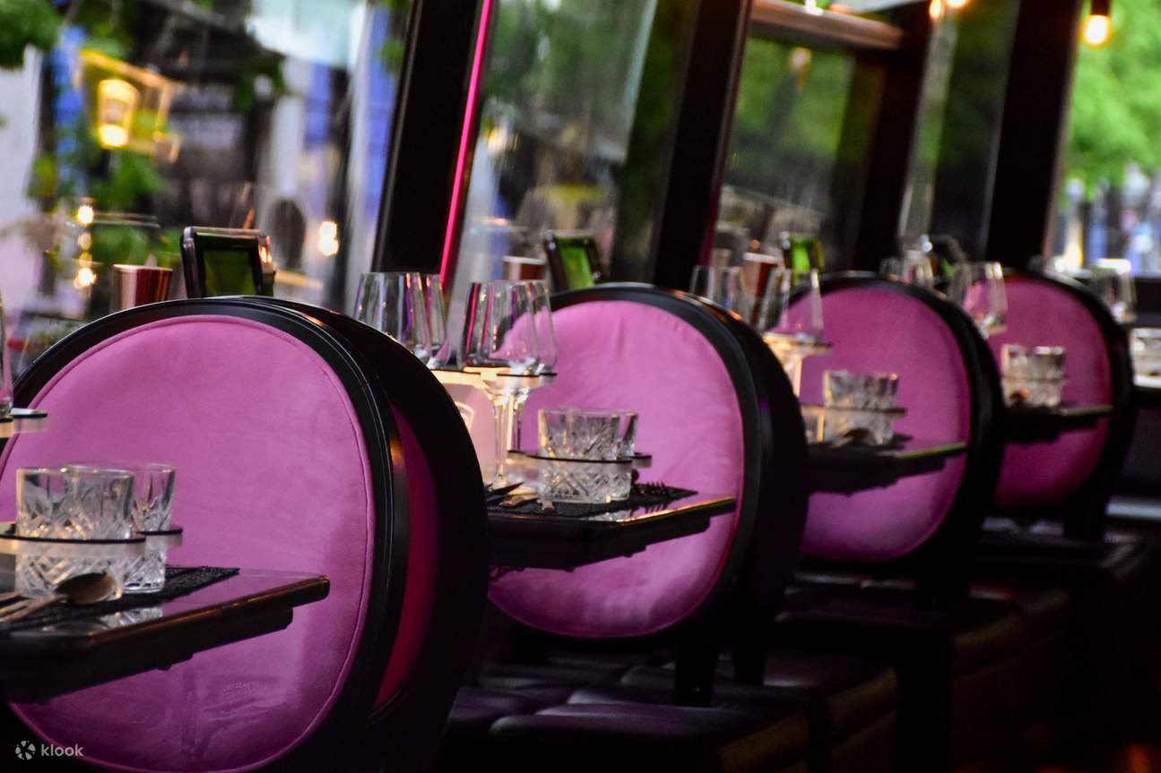 สัมผัสประสบการณ์โต๊ะอาหารที่จัดอย่างสวยงามพร้อมการตกแต่งที่หรูหราบนรถบัส