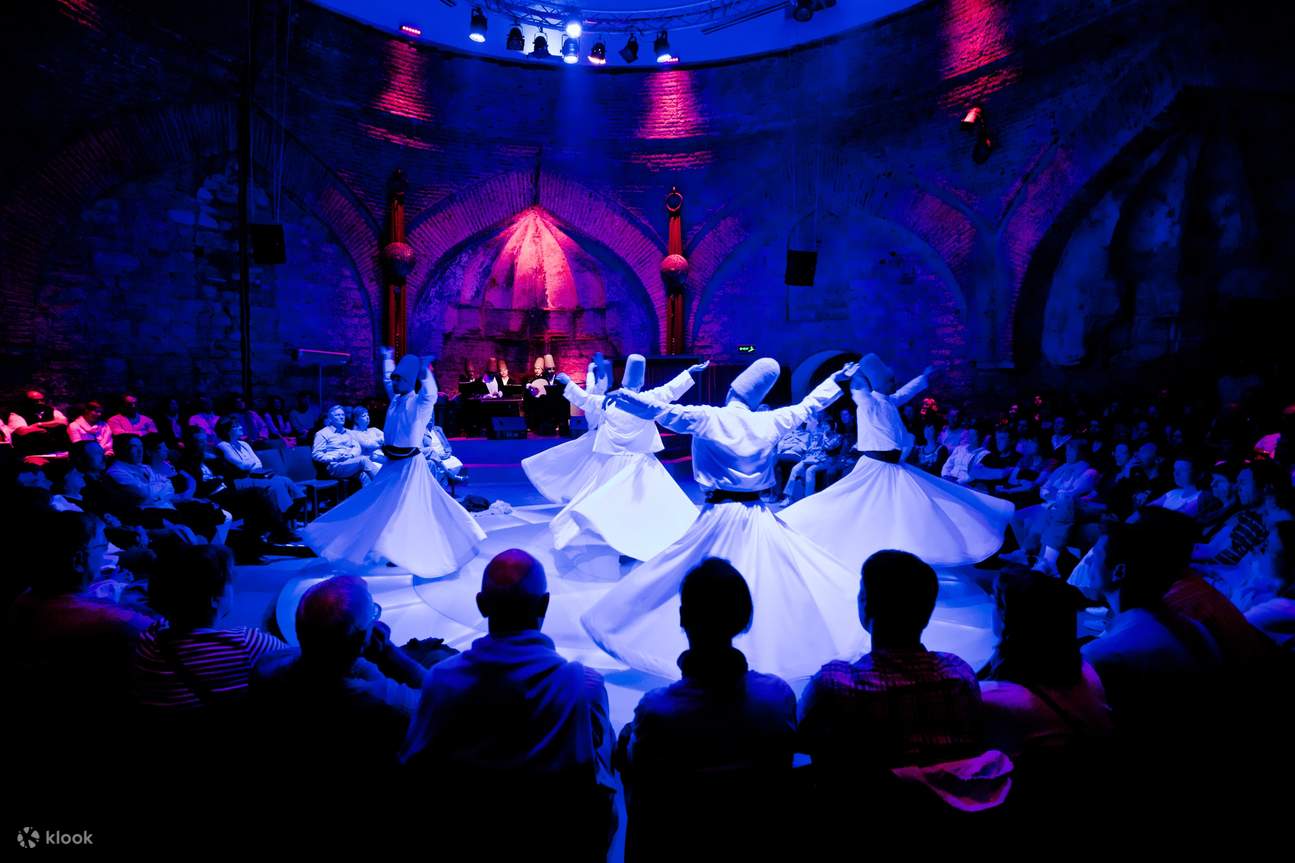 I Dervisci Rotanti stanno danzando