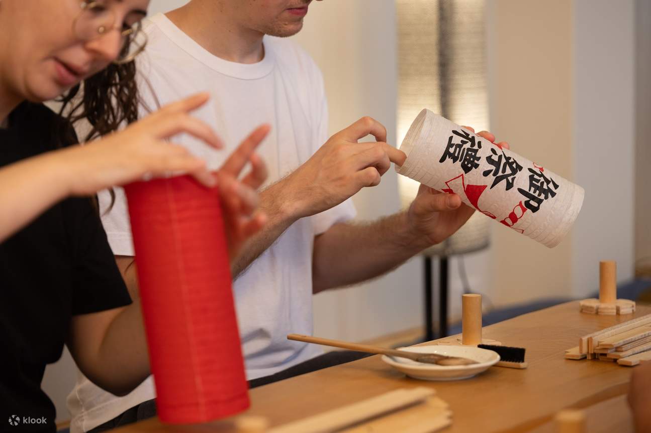 Pegando con cuidado tu papel washi preferido en el marco