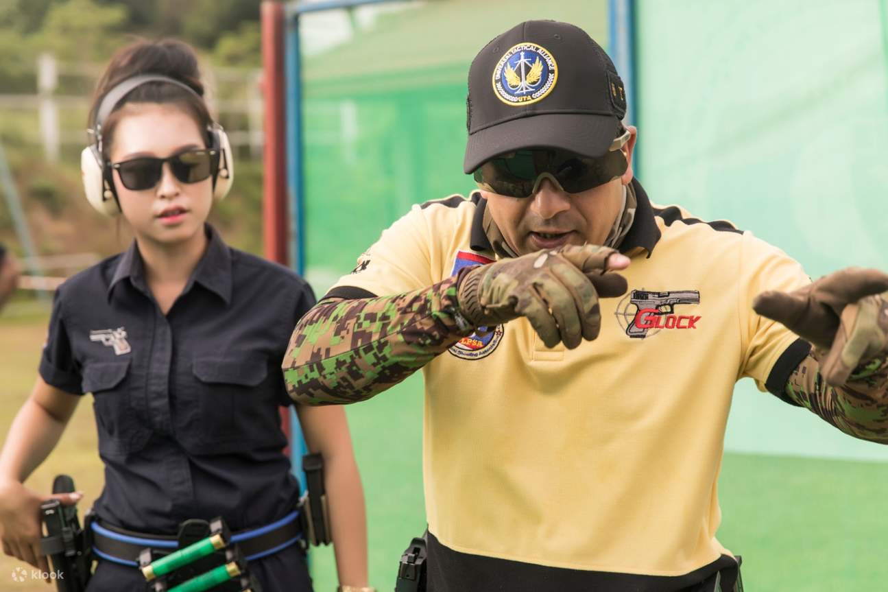 남성이 총기 사격 방법을 가르치는 모습