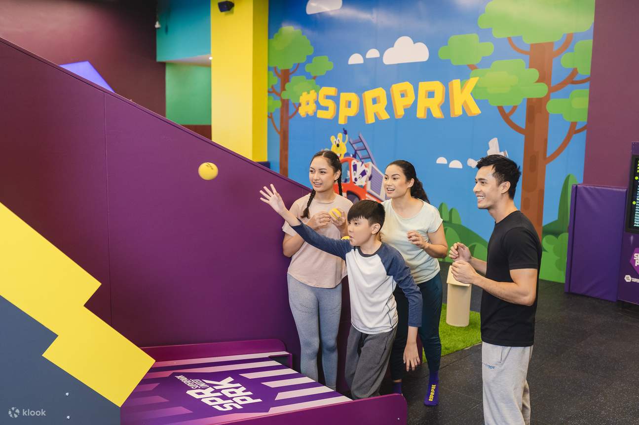 Familie spielt Basketball im Superpark Philippinen