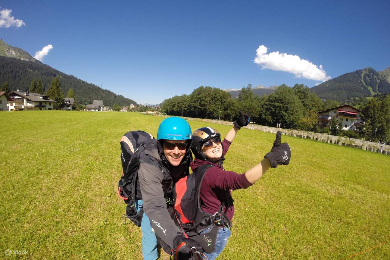 Passagier und Pilot nach der Landung