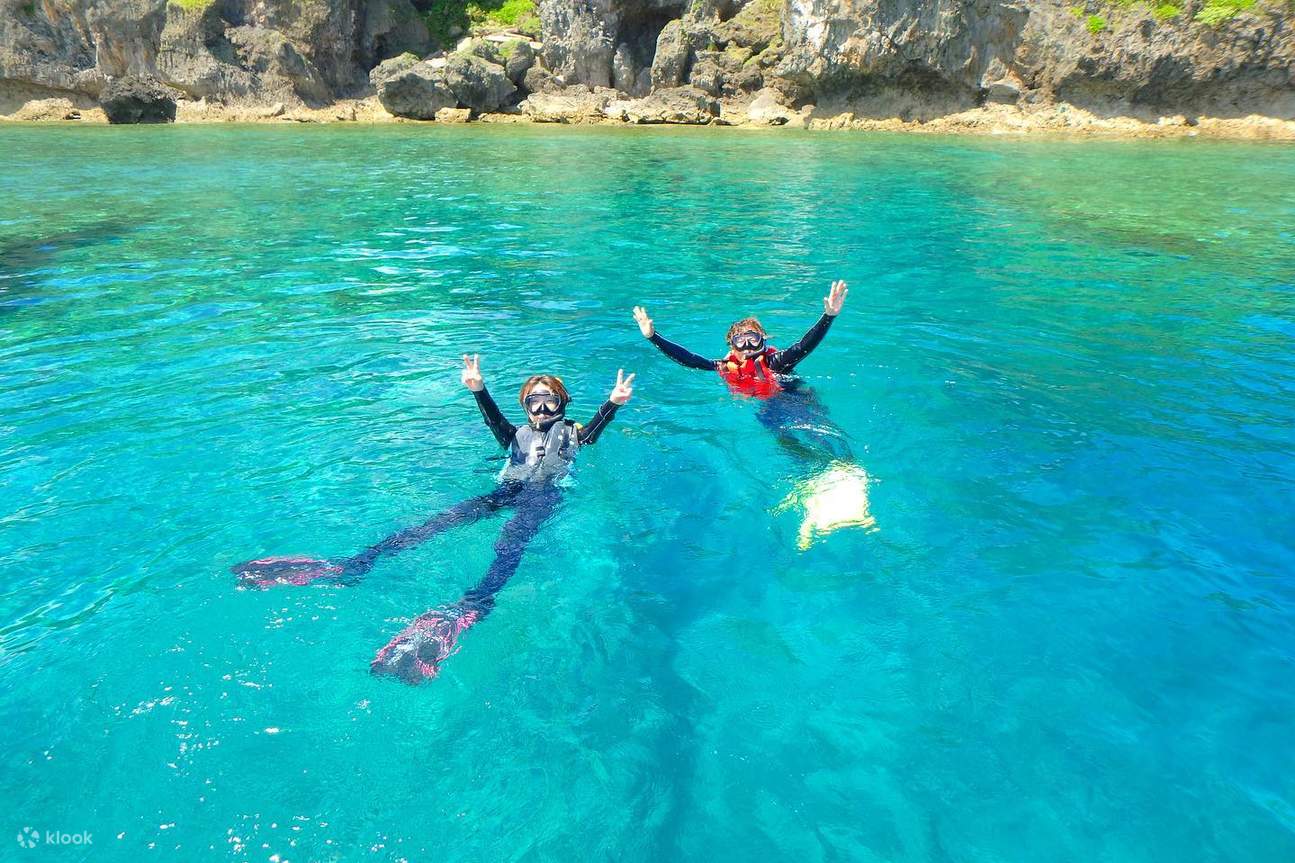 Nagez dans la magnifique mer d'Okinawa avec un guide de plongée professionnel