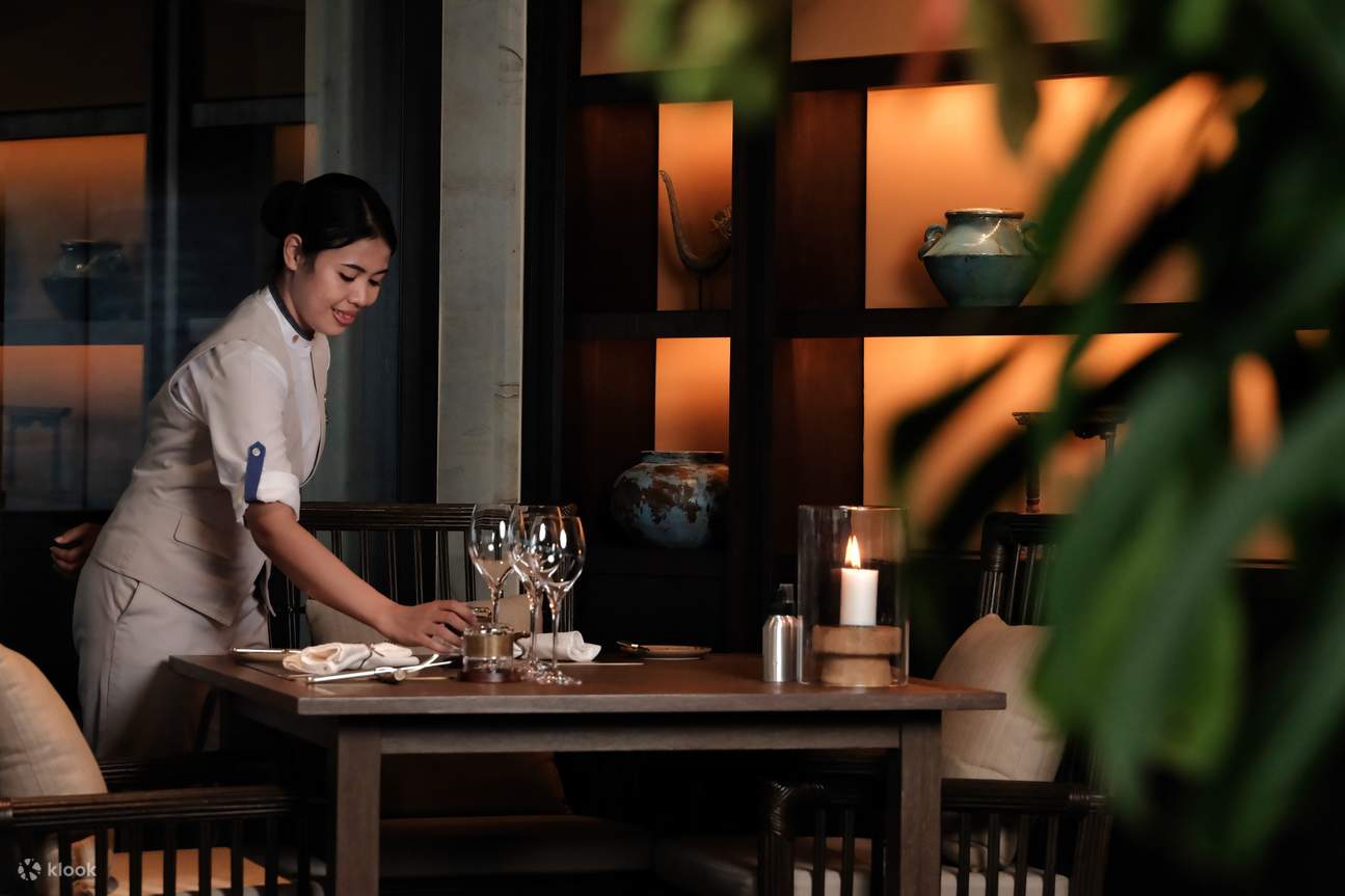 personal sirviendo comida