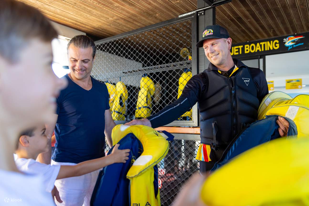 Lái thuyền phản lực Paradise trên không trung ở Wavebreak Island, Surfers Paradise