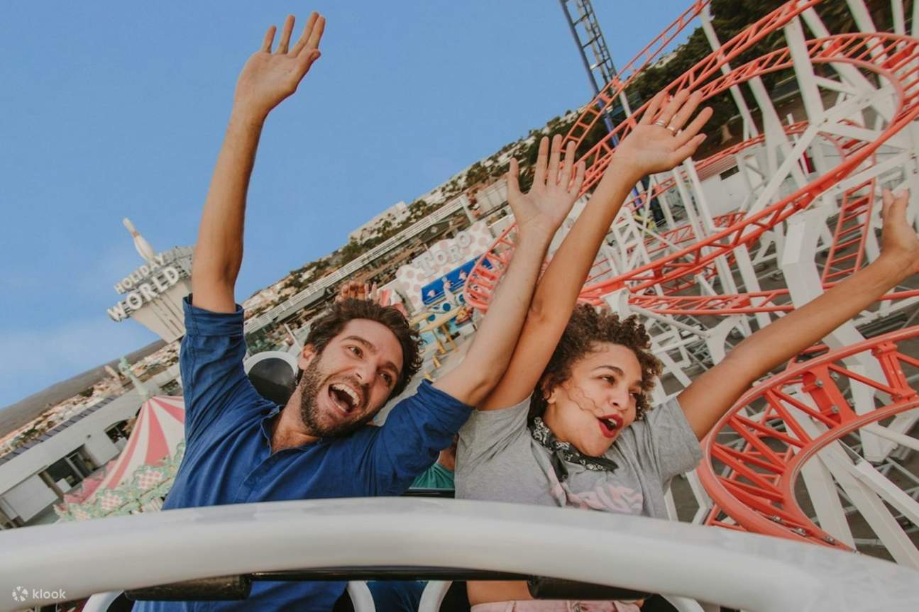 Vive emocionantes montañas rusas y una impresionante noria en Holidayworld Wooland Fun Park